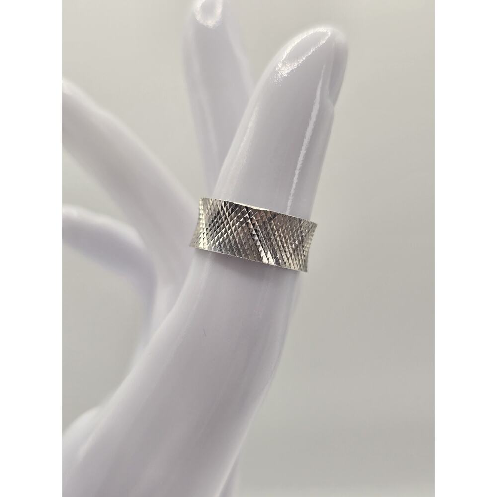 Modern Sterling Silver tested pinky ring Unisex Sz 5.75 3D looking pattern 2 gr